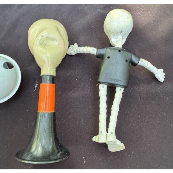 Vtg HALLOWEEN SPOOKY HORN & Hallmark Skeleton -Horn Makes Small Noise - Picture 9 of 9